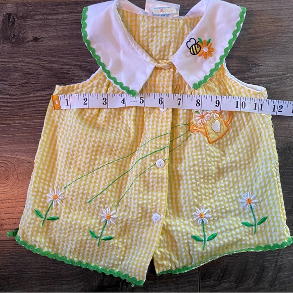 Vintage baby blouse Peter pan collar bumble bees & watering cans . - Picture 5 of 9